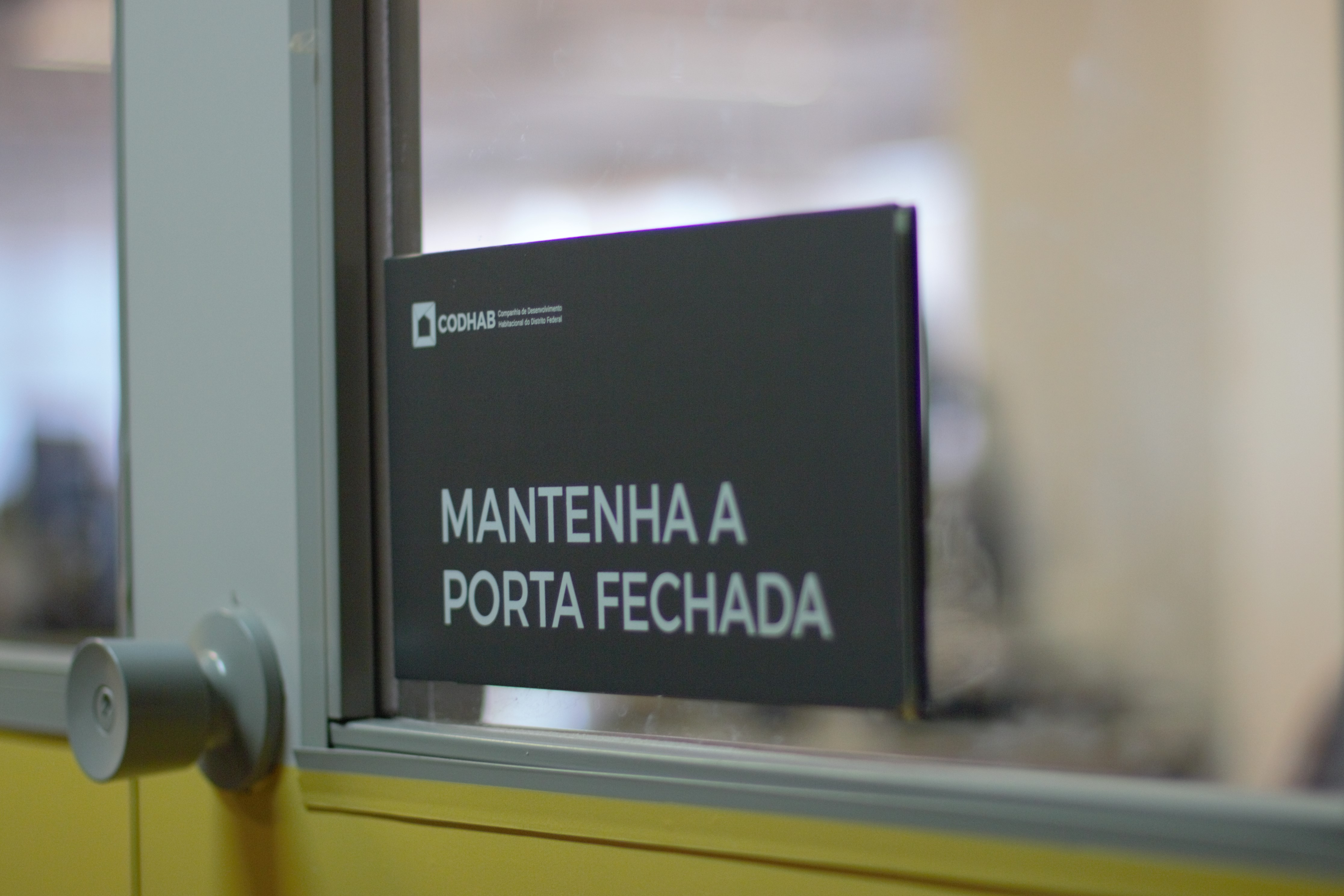 GAB PLACAS Cliente Codhab - Placa mantenha a porta fechada