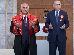Türkiye'deki protestolar, tutuklamalar ve otoriterleşme süreci, adaletin zedelenmesine ve toplumsal kutuplaşmaya yol açıyor.