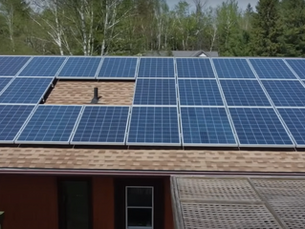 Çatıya kurulu ev tipi güneş panelleriyle çalışan on-grid sistemli akıllı konut