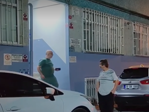 Fatih Ayvansaray Mahallesi’nde polis memurunun evinde yapılan aramada, valizlerde ve poşetlerde parçalanmış ceset bulundu. Olay mahalleyi dehşete düşürdü.