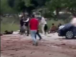 Çanakkale'de korkunç kaza sonrası tomruklar yola savruldu, otobüs ağır hasar aldı.