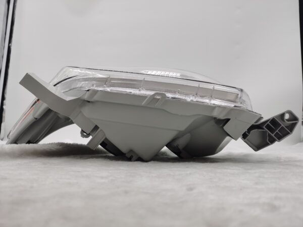 Thumbnail: TOYOTA KLUGER 2011-2013 HALOGEN R.H.S HEADLIGHT ASSEMBLY