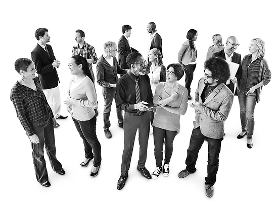 groupement de courtiers échangeant pour progresser dans leur activité