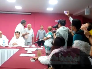 Activista irrumpe y cuestiona a Mauricio Vila en evento de transparencia