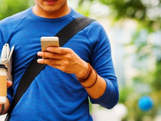 Reporta la Cruz Roja diversas caídas por caminar y usar teléfonos