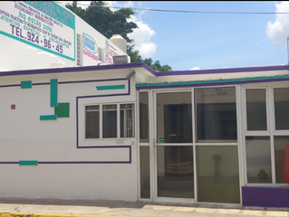 Vecinos se quejan de imagen afuera de clínica de doctora Peniche y policía municipal pide retirarla