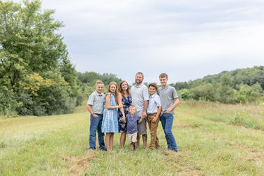 murfreesboro family cuddled up looking forward