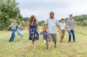 family walking while bumping hip at murfreesboro park