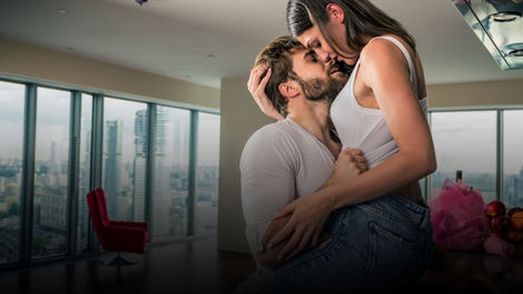 Você precisa mesmo conhecer 25 posições sexuais? O segredo para sair da rotina pode estar em outro lugar
