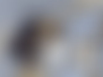 Illustration d’une femme adulte regardant son reflet dans un miroir, symbolisant la prise de conscience d’être HPI adulte non détecté, avec le titre "Je croyais ne pas être HPI — et puis j'ai compris pourquoi