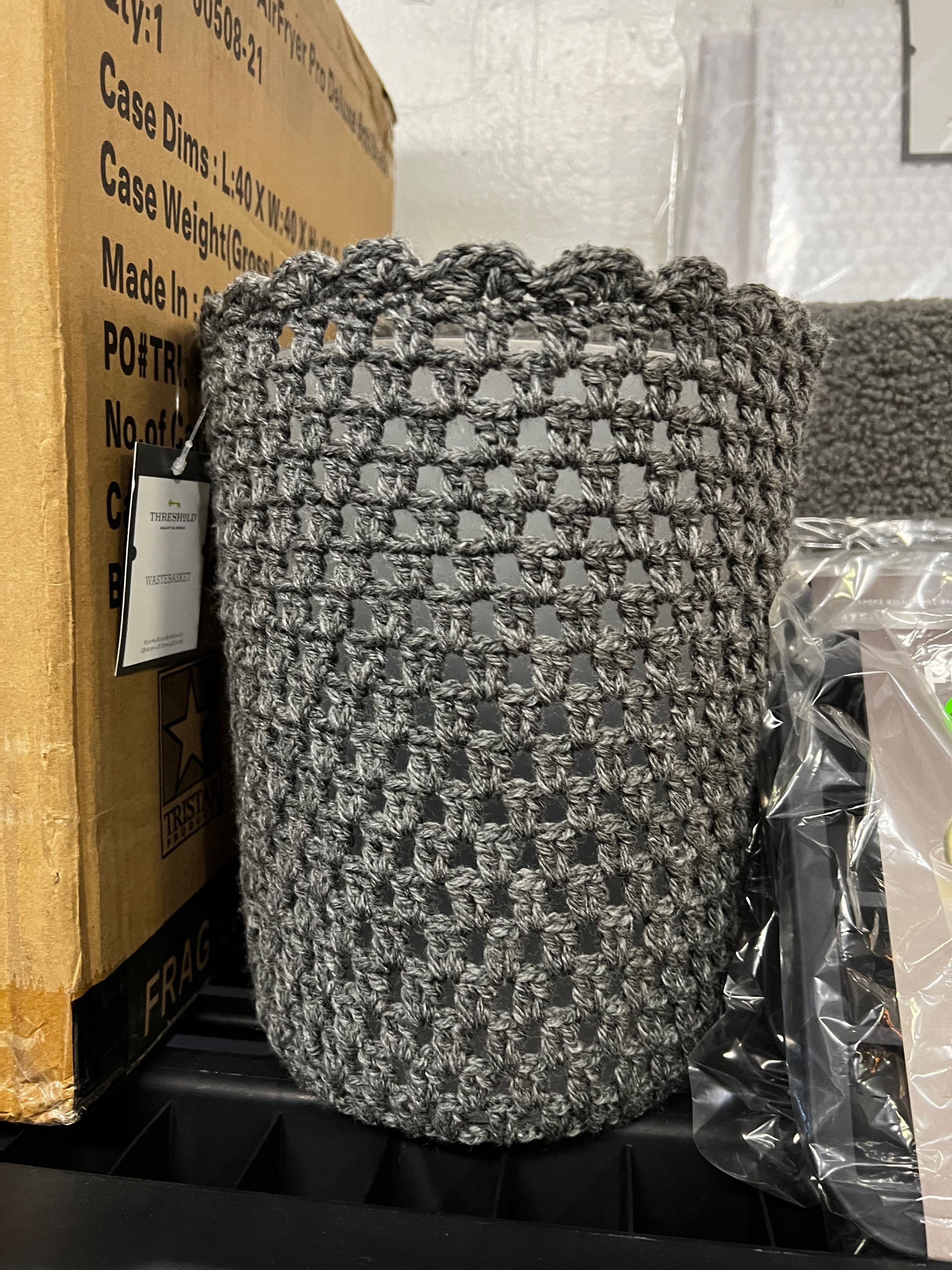 Threshold wastebasket