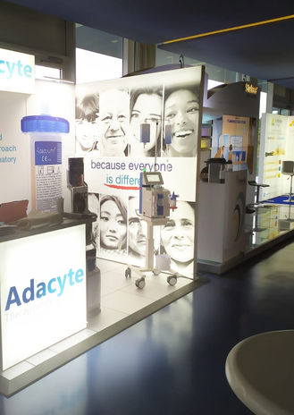 Stand Adacyte con cajas y mostrador backlight