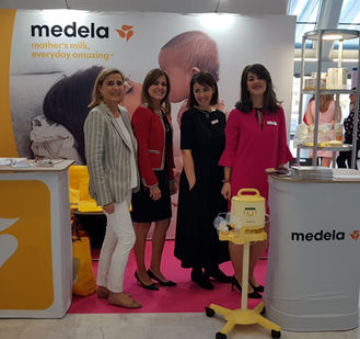 Medela stand feria con mostradores y vitrina helix