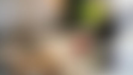 Ein Arbeitsplatz mit Laptop und Tablet in gemütlicher Atmosphäre