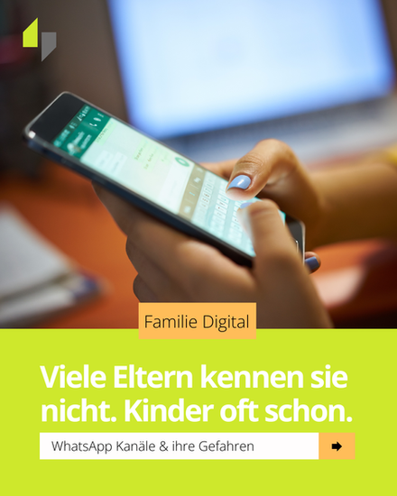 jemand tippt am Handy etwas bei WhatsApp