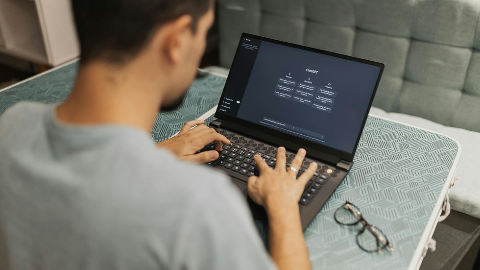 Jemand sitzt am Laptop und hat die Startseite von ChatGPT geöffnet