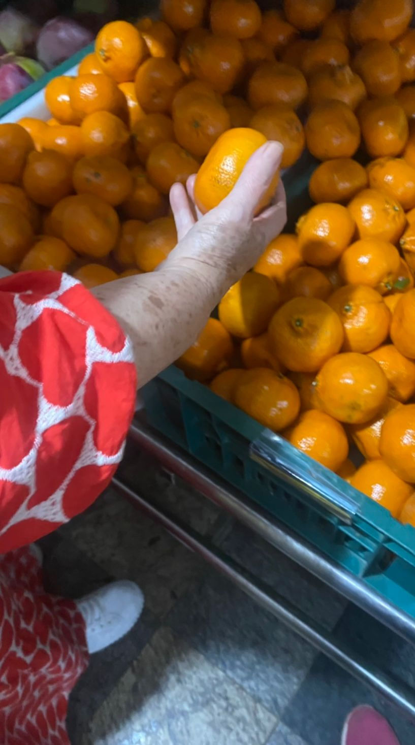Encontrei essa mestra vestida de coração, me lembrando no balcão da feira a lição central: o amor, como a fruta boa, exige paciência para escolher e coragem para descascar. A vida não é sobre encontrar respostas, é sobre reconhecer os sinais.