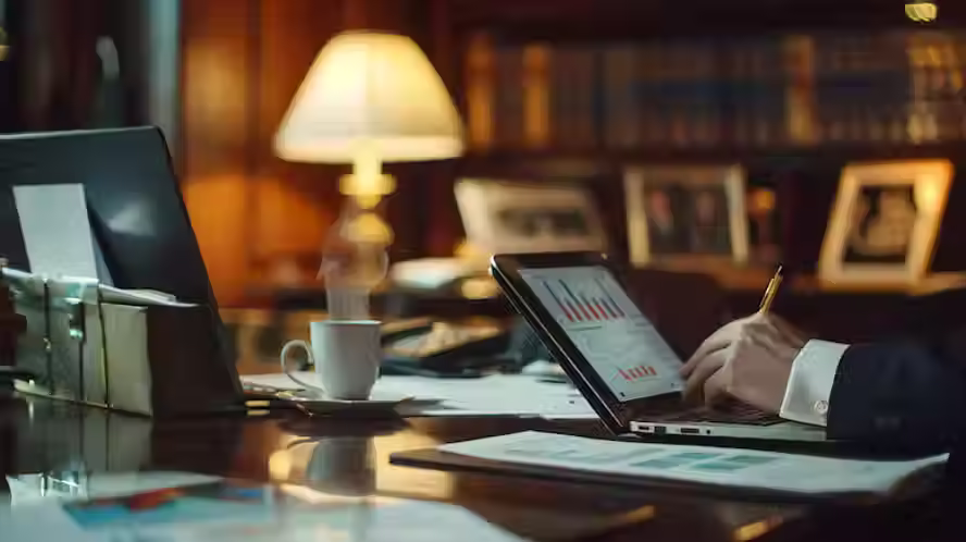 um-conselheiro-financeiro-reune-se-com-um-cliente-num-escritorio-privado_1235950-94162.avi