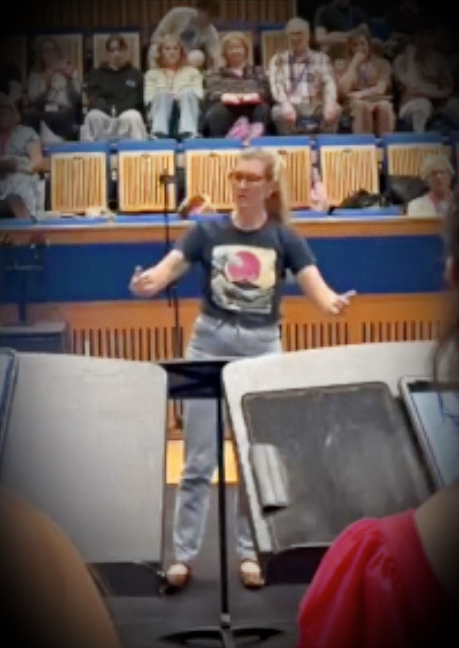 That's me conducting the Sing Ireland Choir!!!!