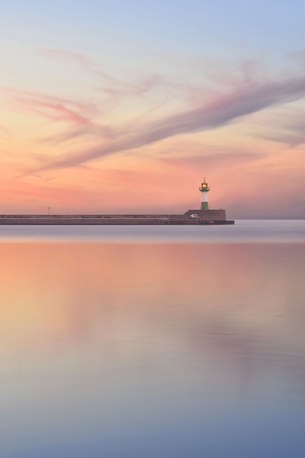 Der Sassnitzer Leuchtturm im Licht des Sonnenaufgangs.
