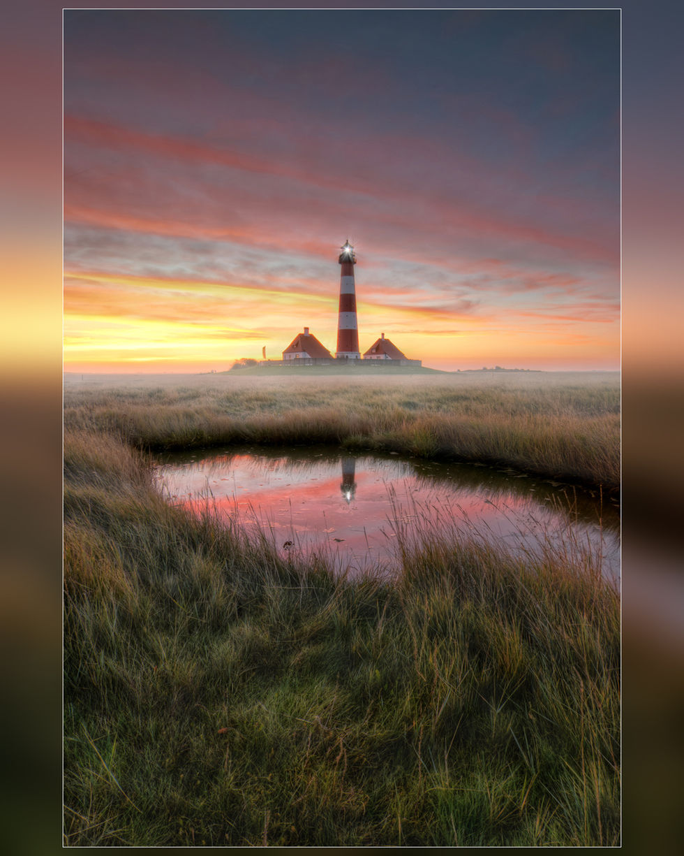 Der Leuchtturm Westerheversand, welcher das Wahrzeichen der Halbinsel Eiderstedt ist, zum Sonnenaufgang.