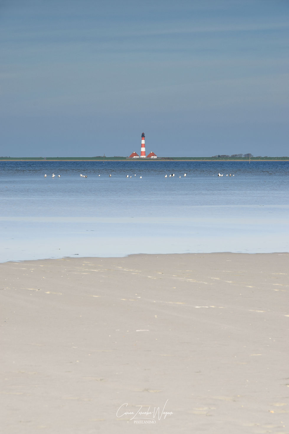Der Leuchtturm Westerheversand von Sankt Peter-Ording aus fotografiert.