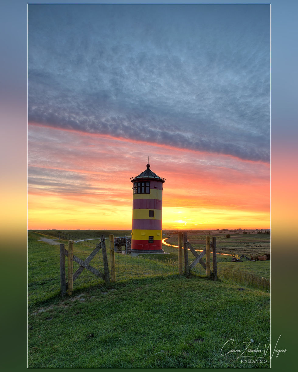 Deichromantik am Wattenmeer mit dem Pilsumer Leuchtturm.