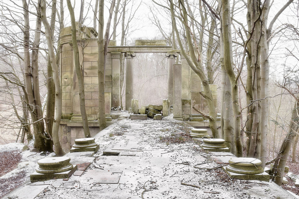 Schlossruine des Adolph-von-Hansemann-Schlosses, gebaut 1876-1878 in Dwasieden, heute zu Sassnitz gehörend.