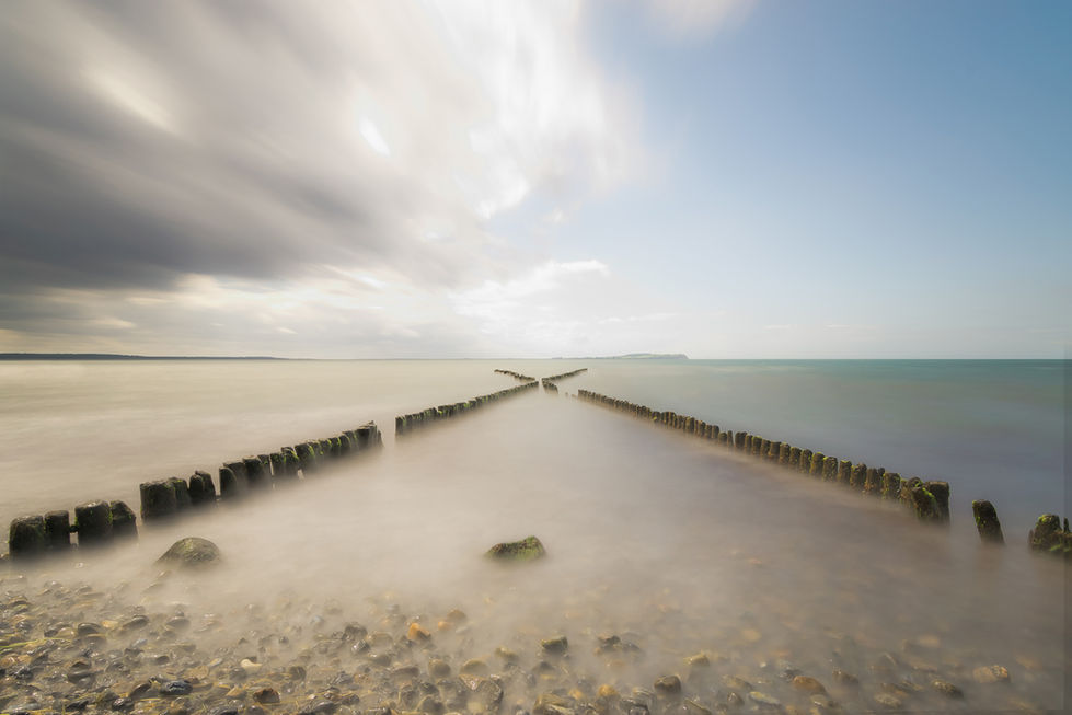 Langzeitbelichtung an der Kreuzbuhne in Dranske mit Blick auf Hiddensee.