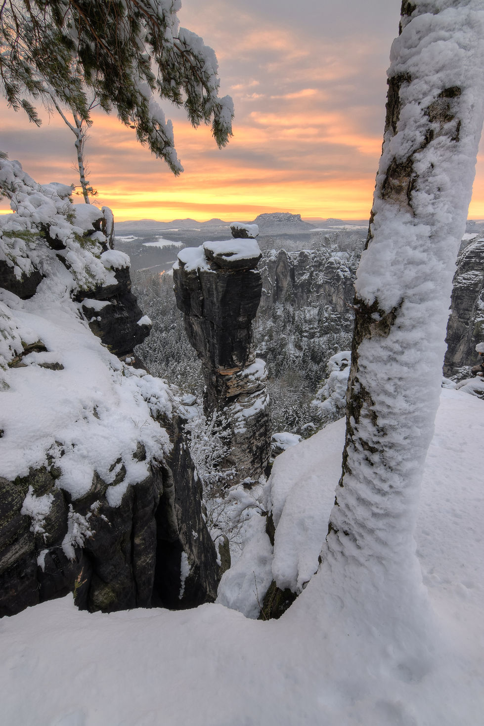 Die wunderschöne Wehlnadel im Licht des Sonnenaufgangs an einem verschneiten Wintertag.