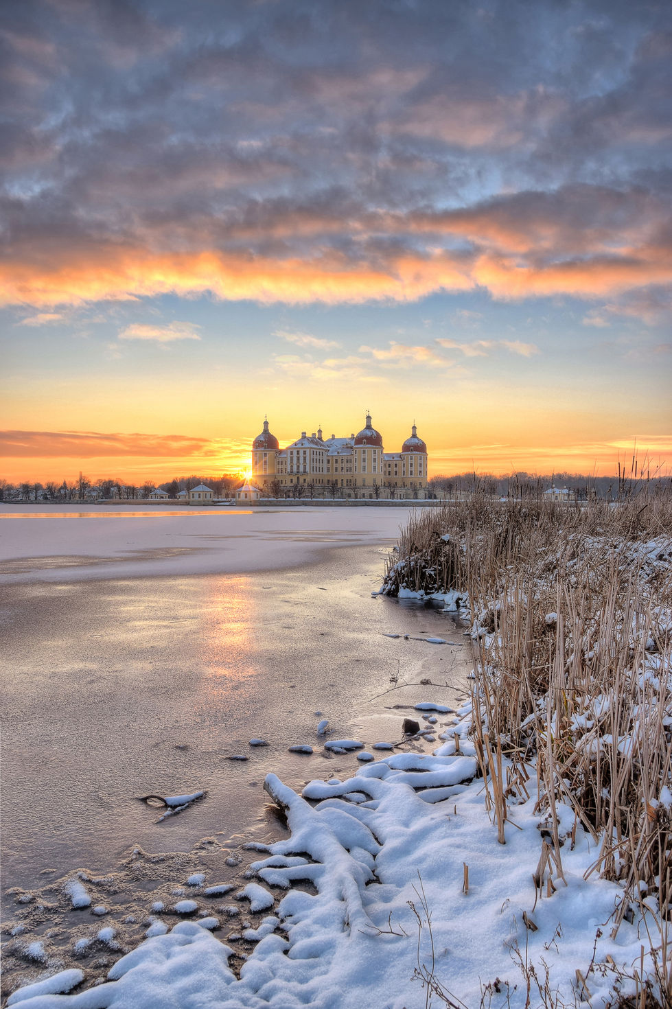 Schloss Moritzburg im Winter zum Sonnenuntergang vom Schilfgürtel aus fotografiert.
