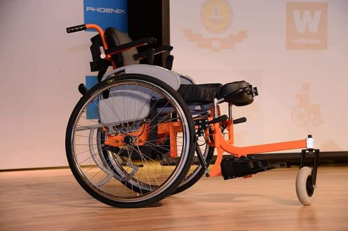 Manual standing wheelchair