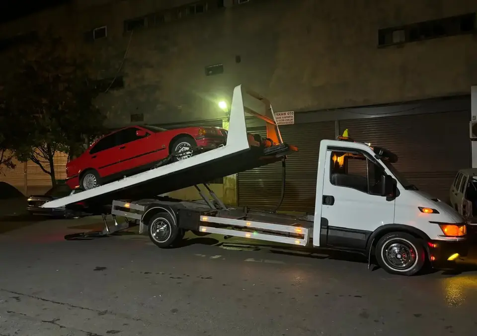 Oto çekici ile araç çekilme anı