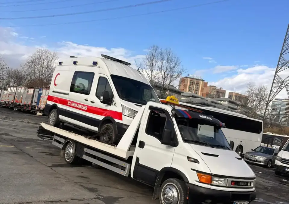 Ambulansın hızlı ve dikkatli bir şekilde çekiciye yüklenmesi