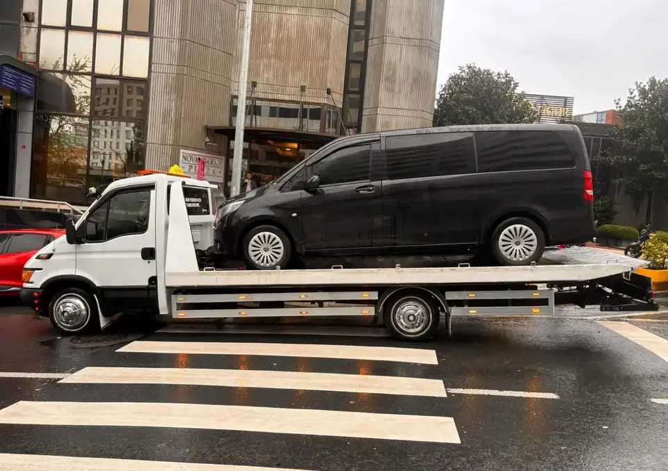 Transit araç için oto kurtarma işlemi sırasında çekilen kare