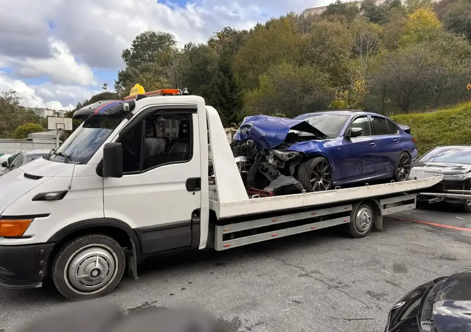 Lüks spor aracın çekici yardımıyla taşınma anı
