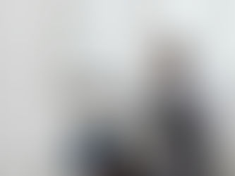 Yetkili teknisyen, modern bir dairede Buderus kombi kazanı üzerinde orijinal yedek parçalarla servis işlemi gerçekleştiriyor.