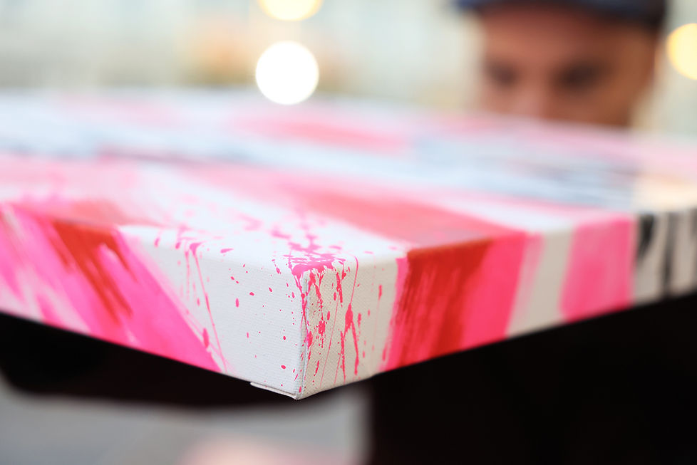 Detail des Gemäldes mit Spechten auf einem Birkenstamm.