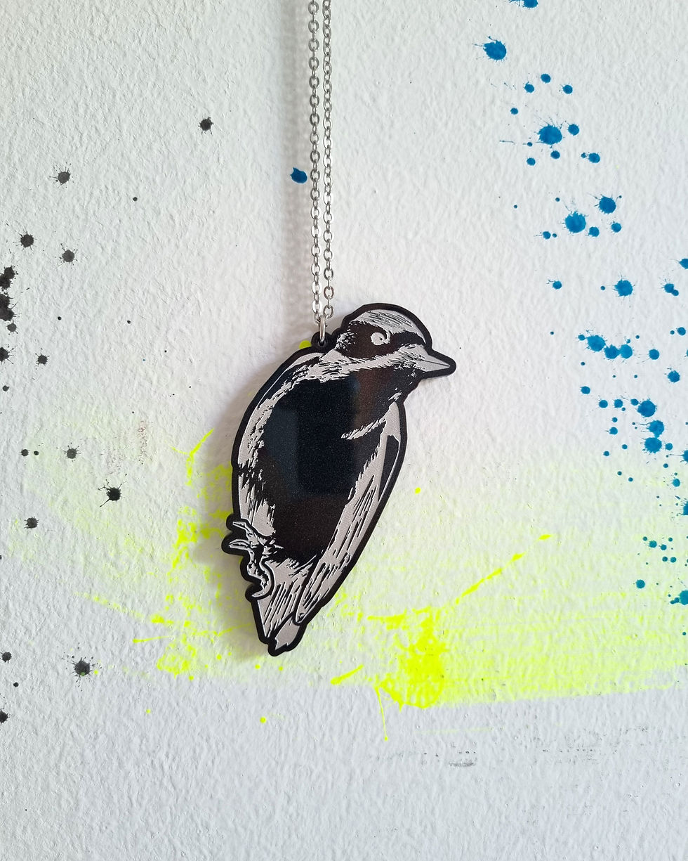 Miniaturbild: Halskette mit einem Kunstmotiv des Wiener Künstlers Markus Buchsbaum, dargestellt als Buntspecht aus einem Gemälde.