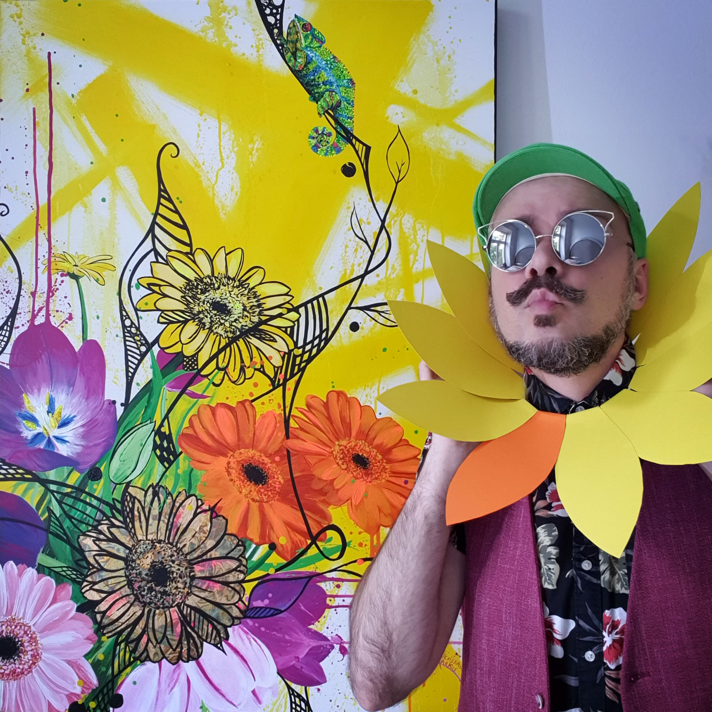 Gemälde mit Blumenstillleben und Chamäleon in Acryl auf Leinen zusammen mit Künstler Markus Buchsbaum als Blüte verkleidet.