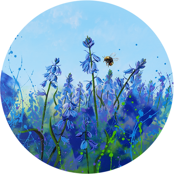 Rundes Gemälde mit zarten blauen Bluebells, in deren Mitte eine kleine Hummel schwebt; florale Komposition des Wiener Künstlers Markus Buchsbaum.