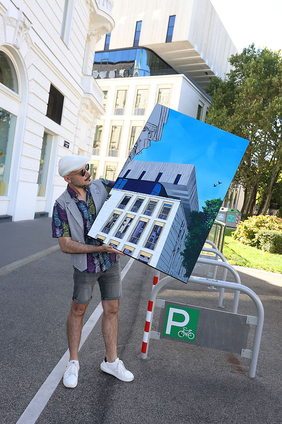 Künstler Markus Buchsbaum mit Gemälde, welches das Wien Museums zeigt, vor der Rückansicht des Wien Museums.