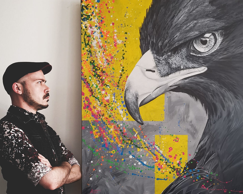 Der Künstler mit dem Gemälde. Der gemalte Adler und der Künstler Markus Buchsbaum schauen sich böse an.