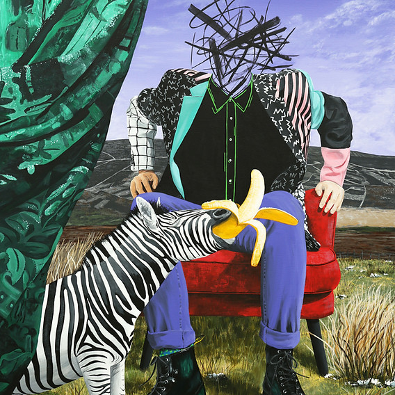 Surreale Szene mit schottischer Hügellandschaft, grünem Vermeer‑Vorhang, Zebra mit Banane sowie einer Person im bunten Sakko, die aus einem roten Ohrensessel in der schneerestigen Wiese aufsteht.