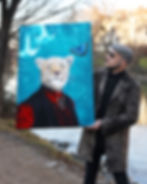 Gemälde mit Leopard und Schmetterling, gemalt von Wiener Künstler Markus Buchsbaum, der das Gemälde gerade hält.
