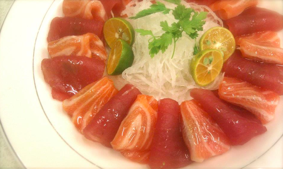 鮭魚、鮪魚生魚片佐第一道冷壓橄欖油