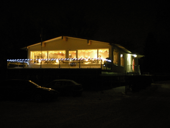 Clubhaus bei Nacht