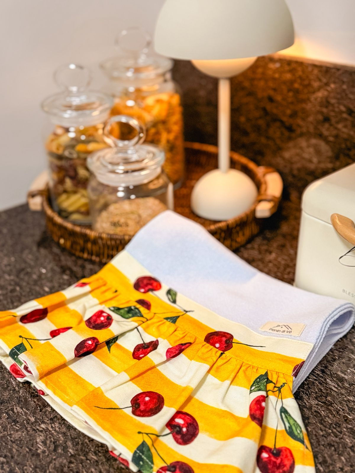 Pano de prato com babado - Cerejinhas listras