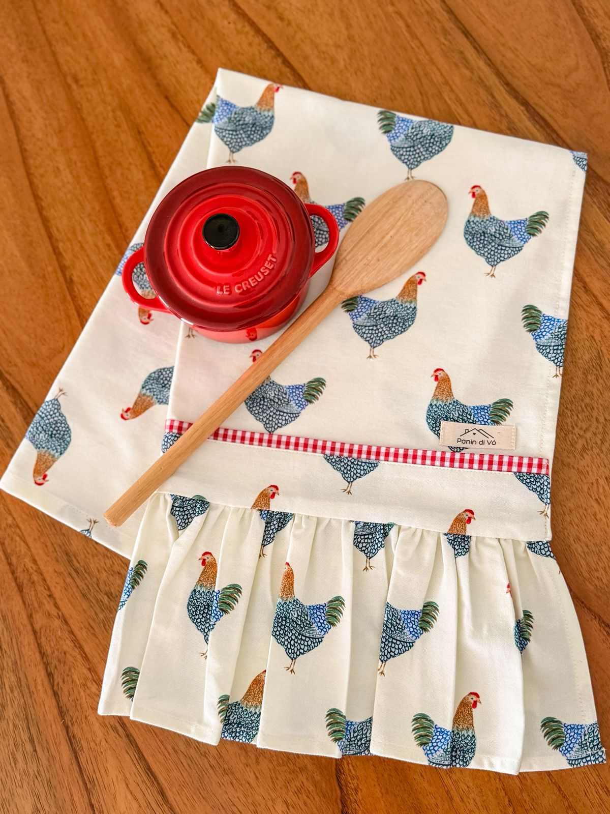 Pano de Copa com babado galinhas com detalhe xadrez