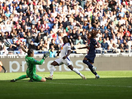 Lyon domina e vence PSG no feminino